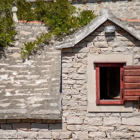 Dvorac “kastil Jela” 3*