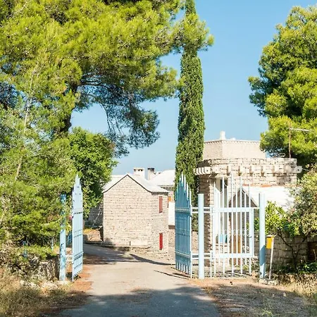 Dvorac “kastil Jela” Gostinjska kuća